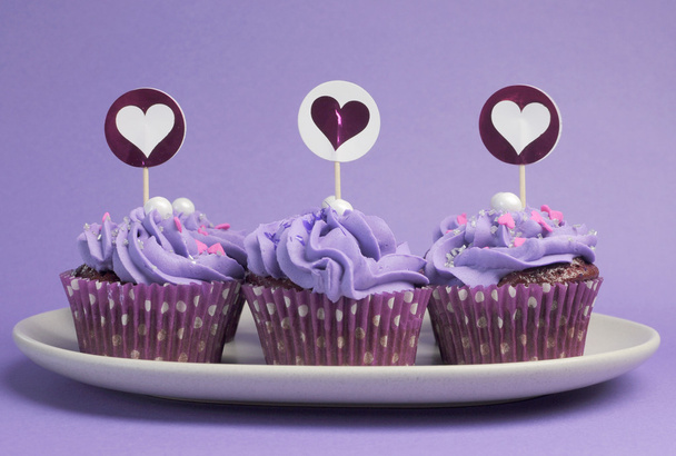 fioletowe fioletowy urządzone cupcakes urodziny dzieci lub nastolatków, lub wieczór panieński, wesele lub dziecko prysznicem Strona funkcji. - Zdjęcie, obraz