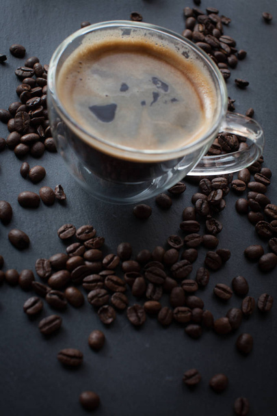 Xícara de café com café fresco e grãos de café torrados marrons
 - Foto, Imagem