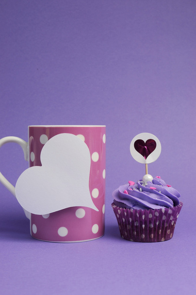 Cupcake decorati viola Mauve per il compleanno di bambini o adolescenti o la funzione addio al nubilato, sposa o festa per la festa del bambino, con tazza di caffè a pois rosa
 - Foto, immagini