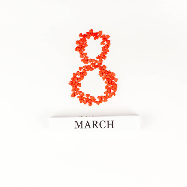 創造的なフラットは、白い背景の上の小さな赤いハートのトップ ビュー 3 月 8 日国際女性の日のグリーティング カードを置きます。お祝いのはがきテンプレート - 写真・画像