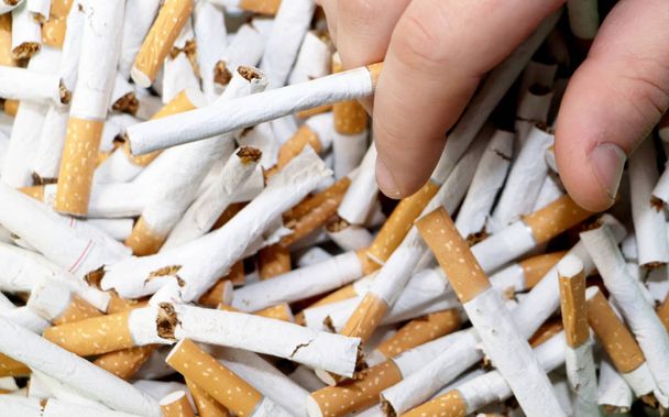 Erkek sigara eleme eller. Bir sürü sigara. Sigara içen konser - Fotoğraf, Görsel