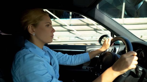 Turhautunut nainen ajaa autoa, järkyttynyt ongelmista töissä, irtisanominen, eroaminen
 - Valokuva, kuva