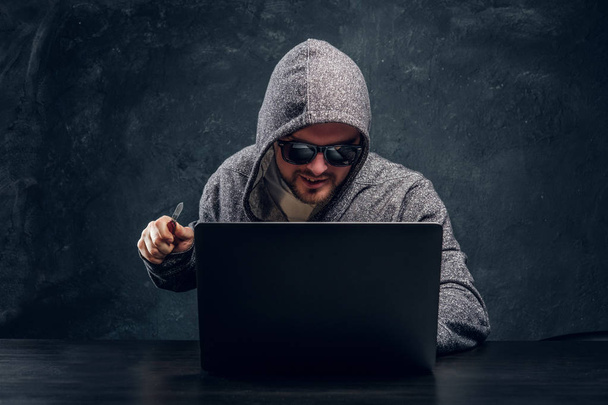 Brodaty haker wygląda do laptopa - Zdjęcie, obraz
