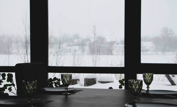 Интерьер современного загородного ресторана. Вид на зимний пейзаж
 - Фото, изображение