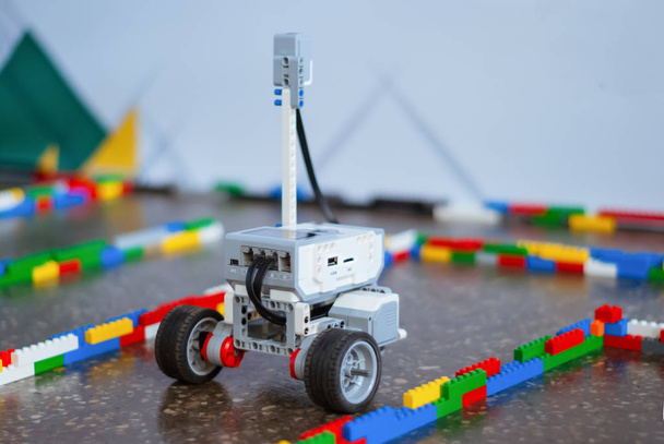 a kerekek, kis igazi programozható robot áthalad egy mesterséges labirintus - Fotó, kép