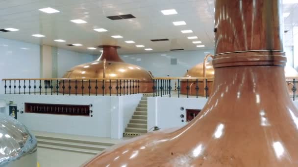 Chaleiras maciças na fábrica de cerveja
 - Filmagem, Vídeo