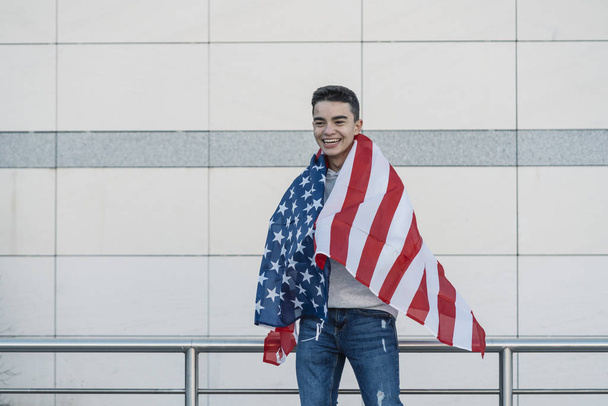 Νεαρό αγόρι με την αμερικανική σημαία στο δρόμο - Φωτογραφία, εικόνα