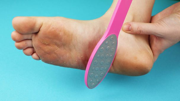 Ayak ayak bir testere veya fırça ile temizliyor. Ayak mantar Temizleme - Fotoğraf, Görsel