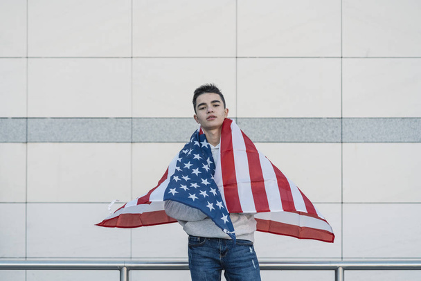 Młody chłopak z amerykańską flagę na ulicy - Zdjęcie, obraz