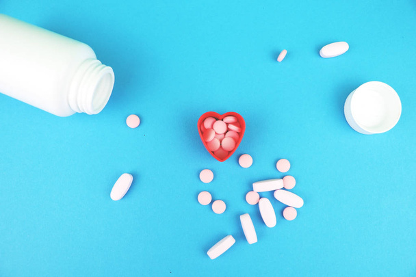 ハート型の錠剤。心臓病の治療の概念 - 写真・画像