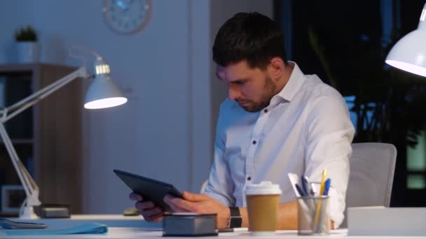businessman with tablet pc working at night office - Video, Çekim