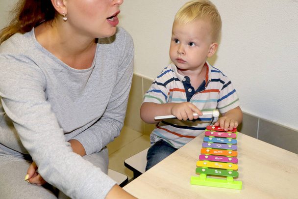 De pedagoog handelt met het kind in de kleuterschool. Creativiteit en ontwikkeling van het kind - Foto, afbeelding