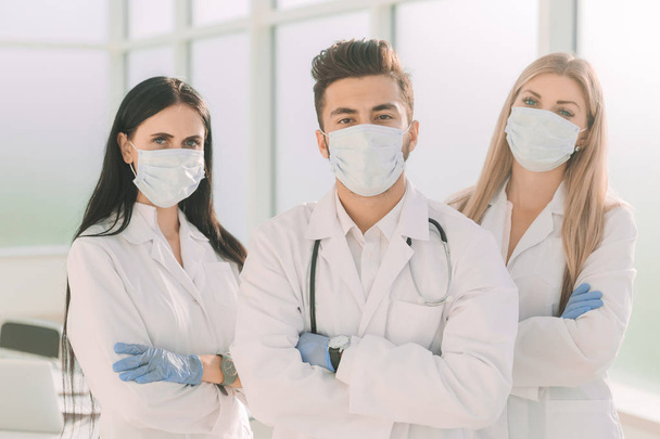 Ομάδα χειρουργών στέκεται μαζί σε ένα ιατρικό κέντρο - Φωτογραφία, εικόνα