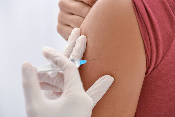 Médecin vaccinant le patient masculin à la clinique, gros plan
 - Photo, image