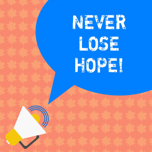 Escribiendo una nota que muestra Never Lose Hope. Exhibición de fotos de negocios Sea optimista positivo tenga motivación para seguir adelante Megáfono con el ícono de volumen de sonido y la burbuja de voz en color en blanco foto
. - Foto, Imagen