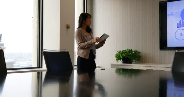 Businesswoman using digital tablet in office. Businesswoman holding digital tablet 4k - Video, Çekim