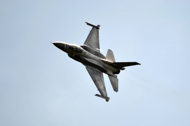 Militair vliegtuig / straaljager vliegen in de lucht - Foto, afbeelding