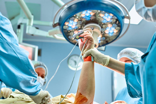 Équipe de chirurgiens travaillant à l'hôpital, salle d'opération
 - Photo, image