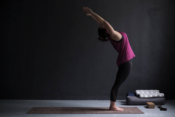 Femme européenne sur un tapis de yoga faisant la pose de salut vers le haut
. - Photo, image