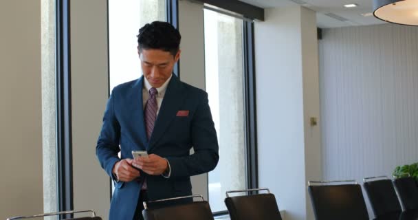 Businessman using digital tablet in office. Businessman holding mobile phone 4k - Кадры, видео