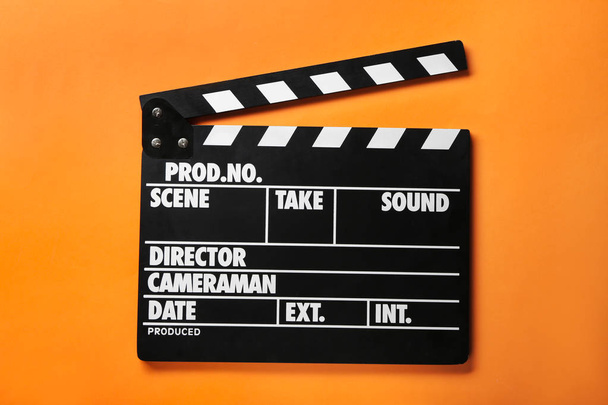 Clapperboard de cinéma sur fond couleur
 - Photo, image