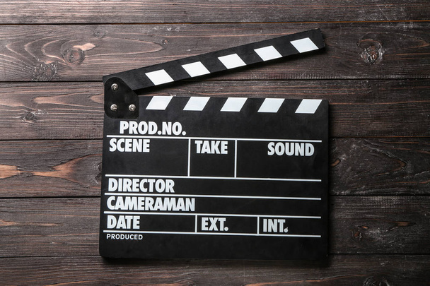 Bioscoop Filmklapper op houten achtergrond - Foto, afbeelding