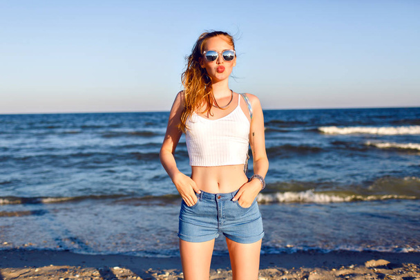 Giovane donna bionda sexy rilassato e ottenere prendere il sole sulla bella spiaggia tropicale
  - Foto, immagini