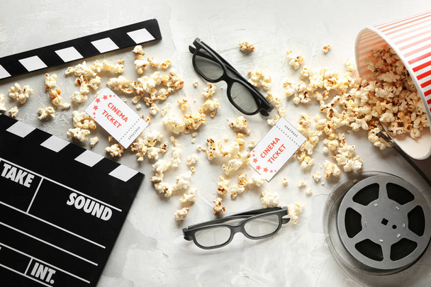 Komposition mit Kino-Klappbrett, Popcorn und 3D-Gläsern auf hellem Hintergrund - Foto, Bild