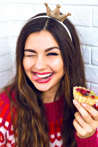 Young beautiful woman eating cake  in studio - Foto, Imagem