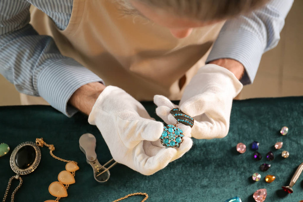 Juwelier met mooie versiering in werkplaats, close-up - Foto, afbeelding
