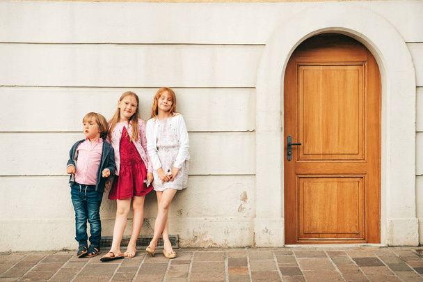 Ritratto all'aperto di 3 bambini divertenti, moda per bambini
 - Foto, immagini