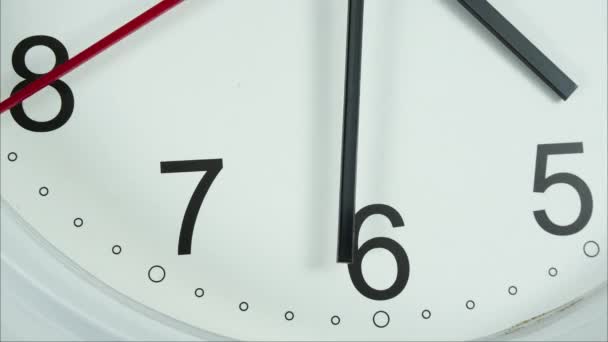 Κοντινό λευκό ρολόι πρόσωπο 4k πλάνα, με αριθμούς και ένα βέλος ωρολογιακή. - Πλάνα, βίντεο