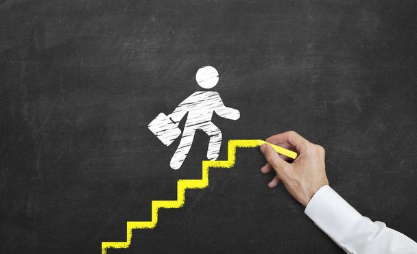 Conceito de promoção e sucesso na vida empresarial. homem desenhando escadas amarelas
 - Foto, Imagem