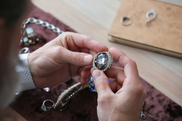 Juwelier met mooie versiering in werkplaats, close-up - Foto, afbeelding