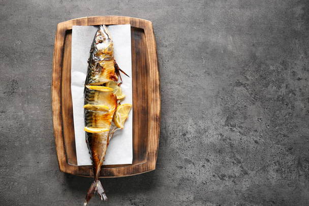 Σκουμπρί στη σχάρα ψάρια με λεμόνι στην ξύλινη σανίδα - Φωτογραφία, εικόνα