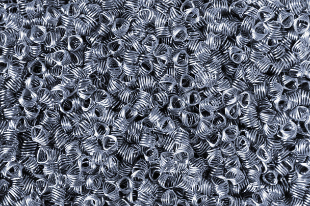 spiralförmige prismatische Verpackung aus Edelstahl, die in Destillationskolonnen verwendet wird - Foto, Bild