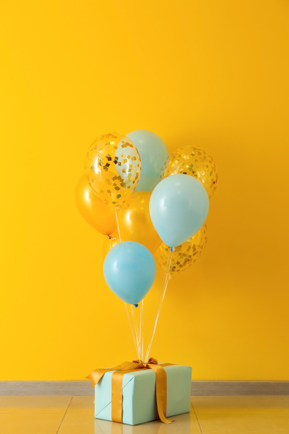 Воздушные шары с подарочной коробкой в номере
 - Фото, изображение