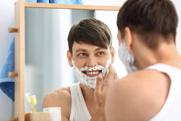 schöner Mann Rasieren im Badezimmer - Foto, Bild