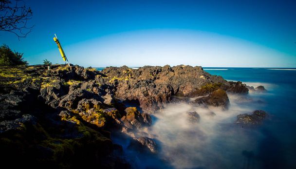 Olas chocan contra una playa de lava en Hilo Hawaii
  - Foto, Imagen