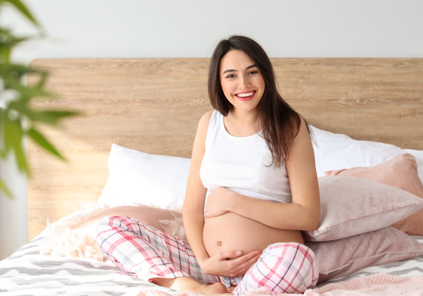 Beautiful pregnant woman in bedroom - Zdjęcie, obraz