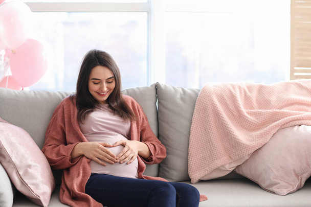 mooie zwangere vrouw rusten thuis - Foto, afbeelding