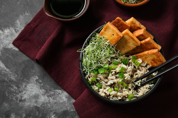 Chutné rýže s tofu sýrem v misce na šedý stůl - Fotografie, Obrázek