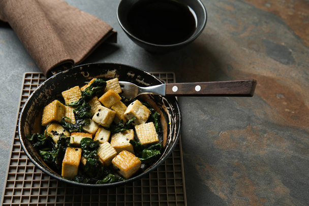 Вкусный тофу-сыр в миске на сером столе
 - Фото, изображение