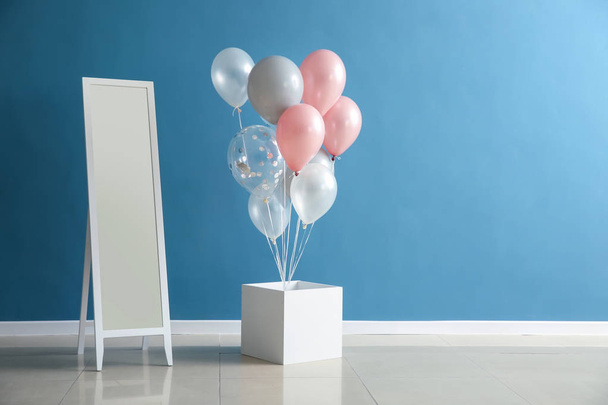 Коробка з повітряними кулями на день народження та дзеркалом у кімнаті
 - Фото, зображення