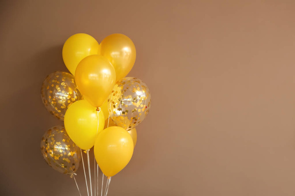 Narozeninové balónky na barvu pozadí - Fotografie, Obrázek