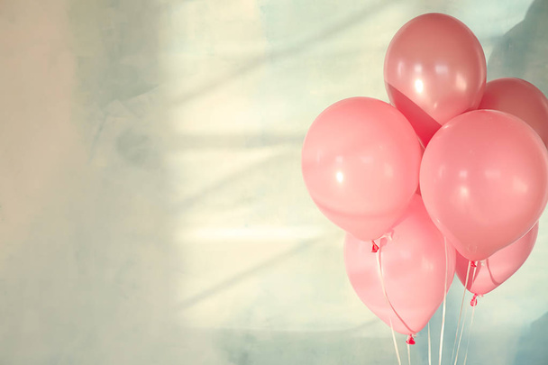 Renk arka plan üzerinde doğum günü balonları - Fotoğraf, Görsel
