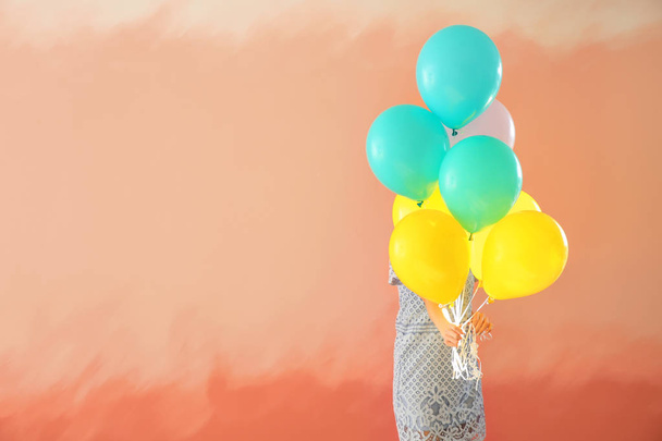 Nuori nainen syntymäpäivä ilmapalloja väri tausta
 - Valokuva, kuva