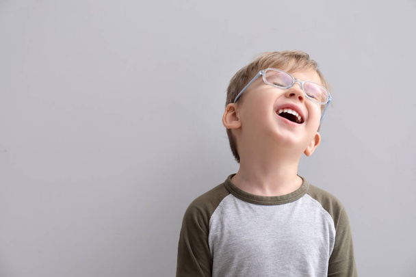 Retrato de niño feliz sobre fondo claro
 - Foto, Imagen