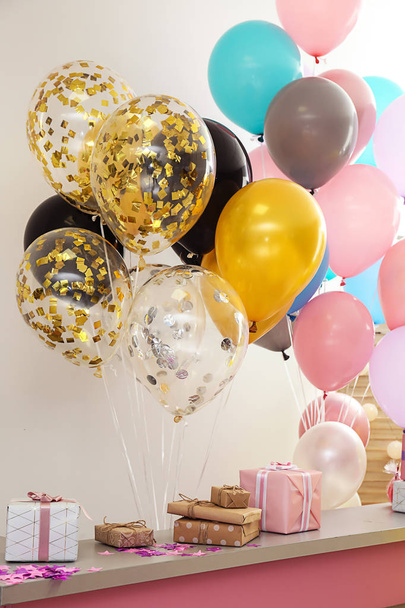 Zimmer mit Rezeption für Geburtstagsfeier dekoriert - Foto, Bild