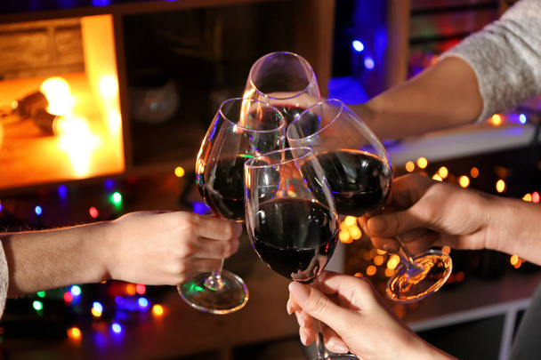 Las mujeres tintineo vasos con sabroso vino en el bar
 - Foto, Imagen